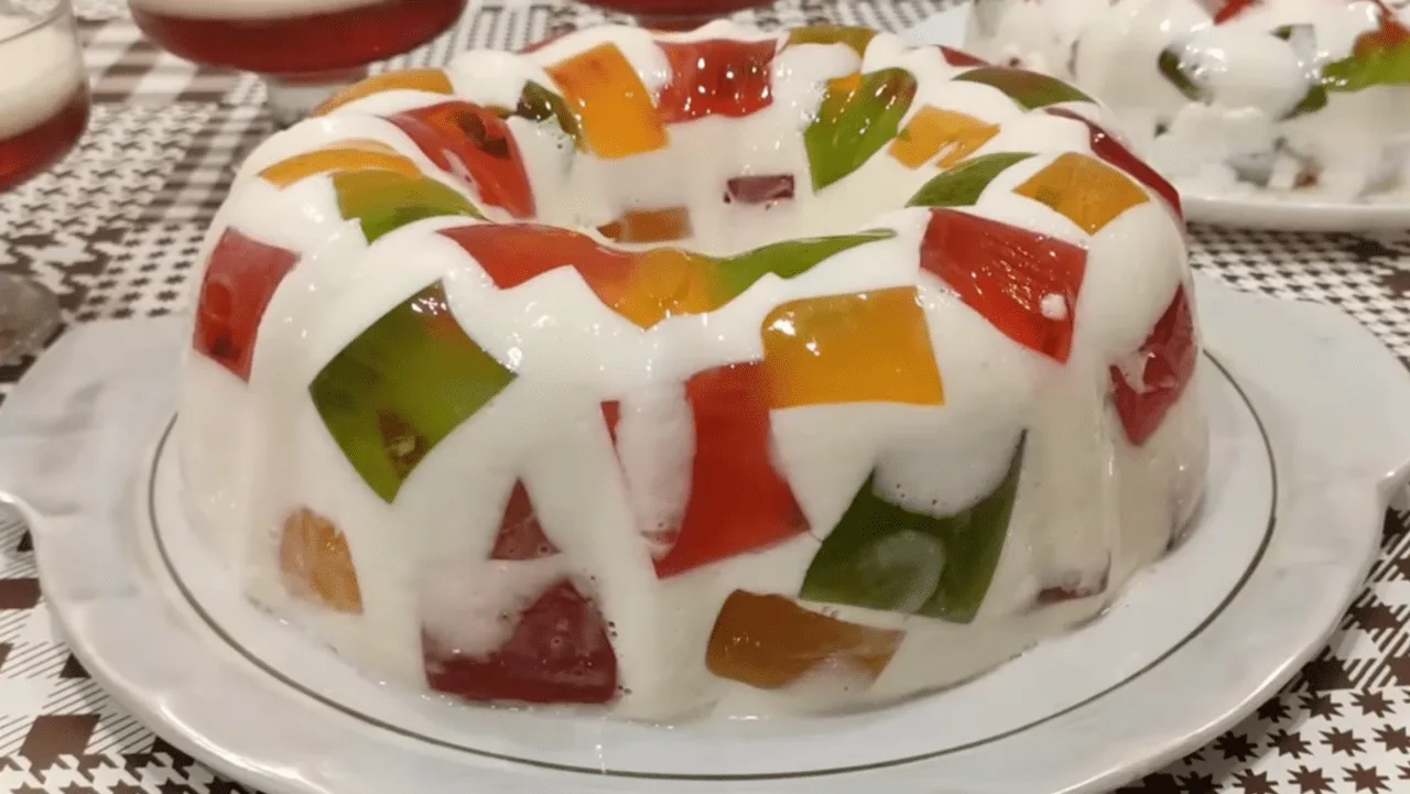Бананово-кефирное желе с фруктами